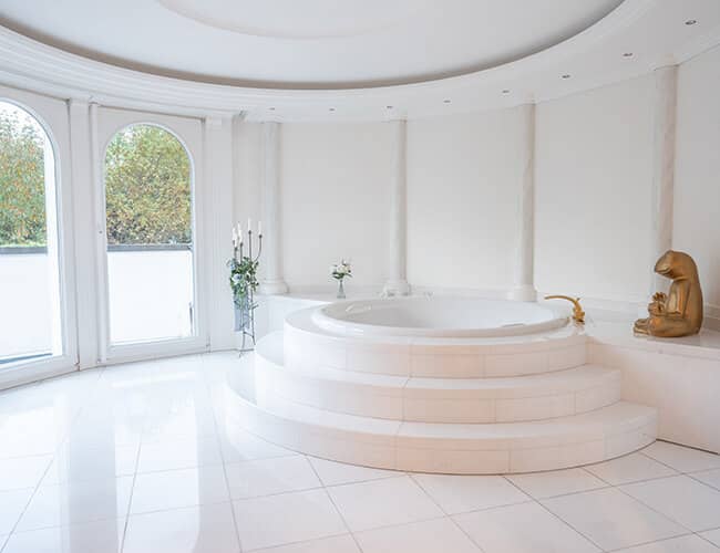 Masterbad mit großer Badewanne