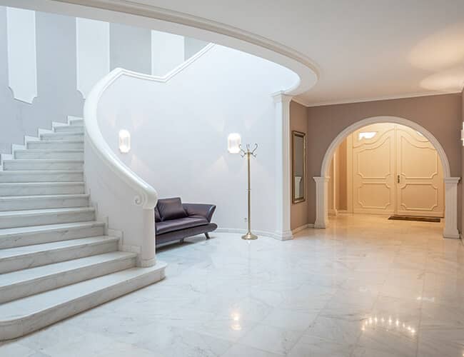 Foyer mit Sofa und Wendeltreppe