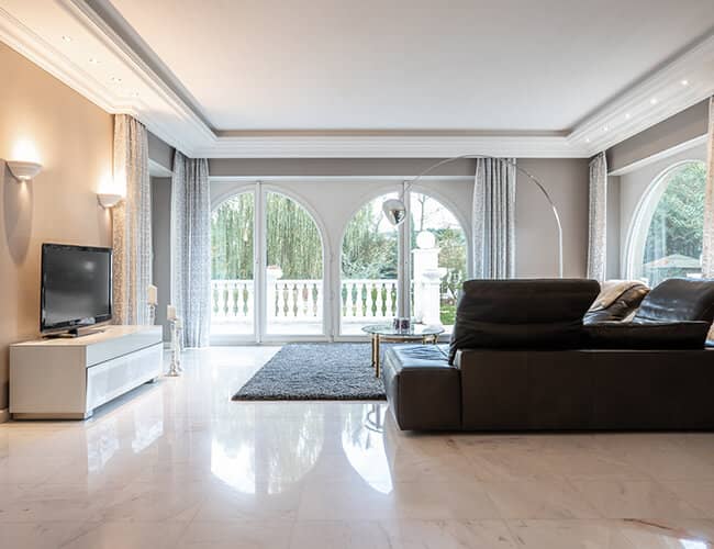 Wohnzimmer mit Sofa und Fernseher