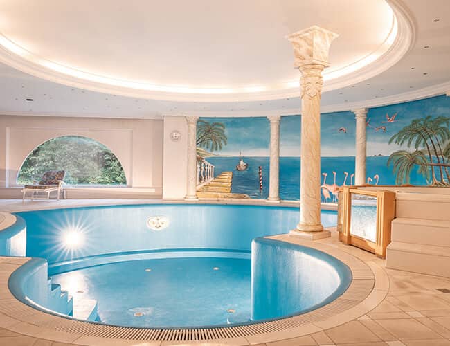 Schwimmbecken im Wellnessbereich mit Wandmalerei