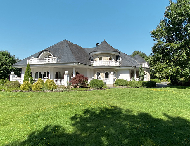 Ansicht vom Garten auf den Turm der Villa Schloss Holte-Stukenbrock